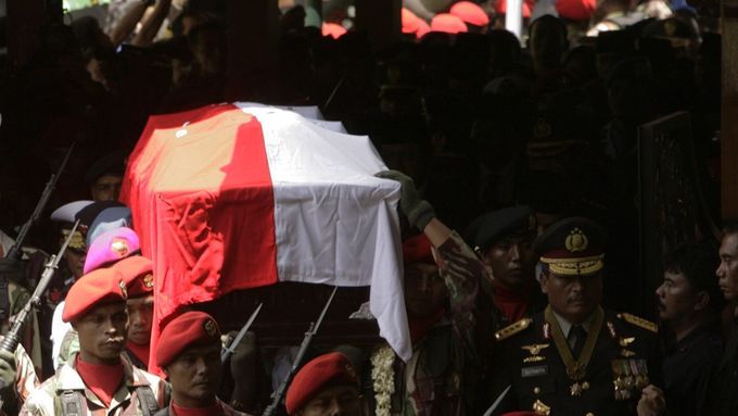 Pohřeb se všemi poctami. Suhartova rakev je zabalena do indonéské vlajky