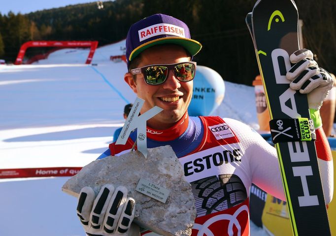 Beat Feuz pózuje s trofejí za vítězství ve sjezdu v Ga-Pa.