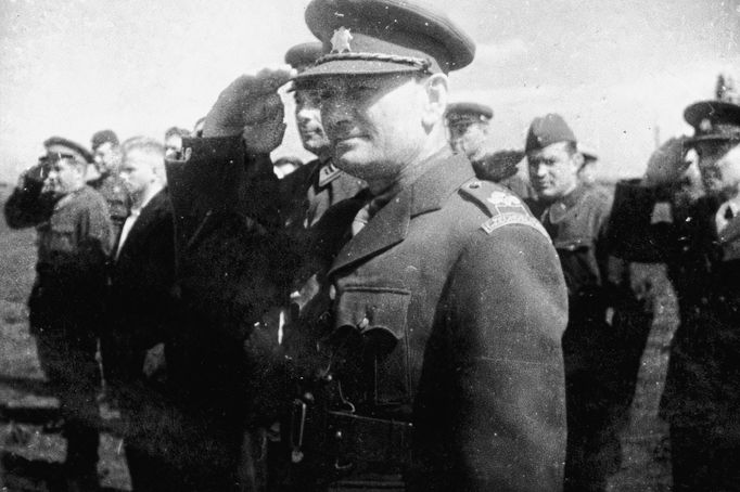 Ministr národní obrany čs. exilové vlády, generál Sergěj Ingr, na návštěvě v Buzuluku v červenci 1942