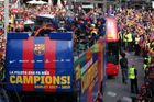 Fotbalisté Barcelony slavili triumfální jízdou městem double