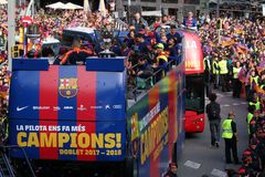 Fotbalisté Barcelony slavili triumfální jízdou městem double