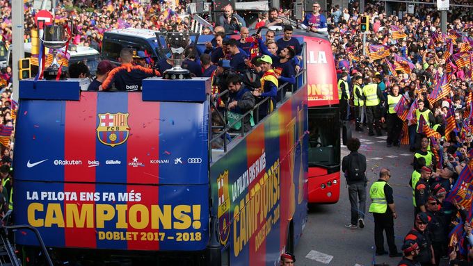 Oslavy fotbalistů Barcelony v ulicích města.