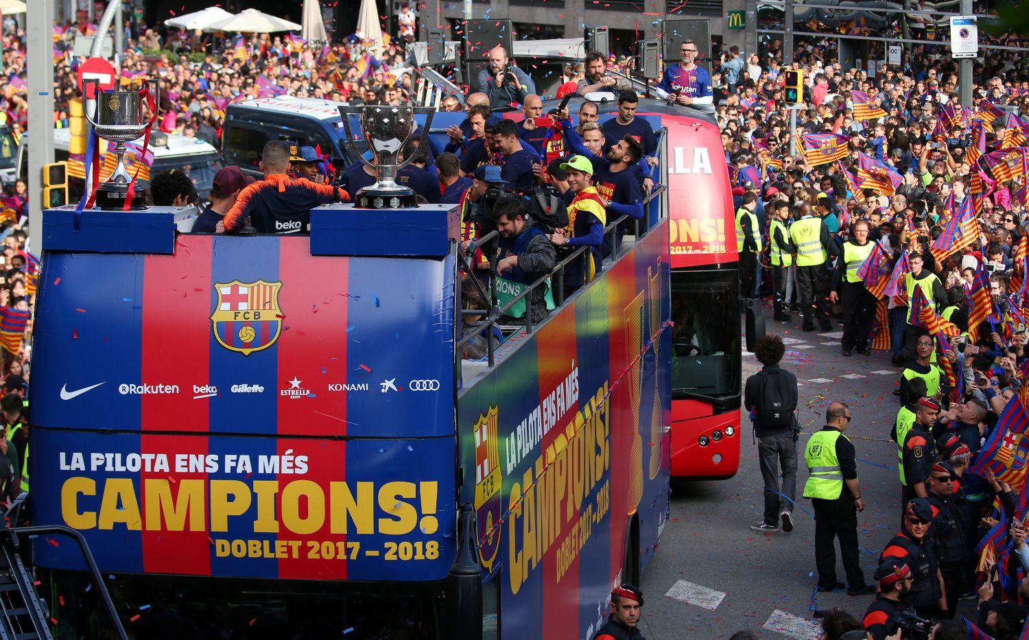 Oslavy fotbalistů Barcelony v ulicích města