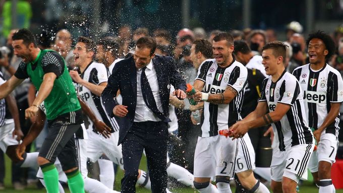 Trenér Massimiliano Allegri slaví s hráči Juventusu vítězství v italském poháru.