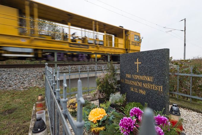 Pomník u Stéblové na Pardubicku (snímek z 12. 11. 2020) připomíná nejtragičtější železniční nehodu v ČR, která se stala 14. listopadu 1960.