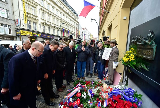 Český premiér Bohuslav Sobotka u památníku na Národní třídě.