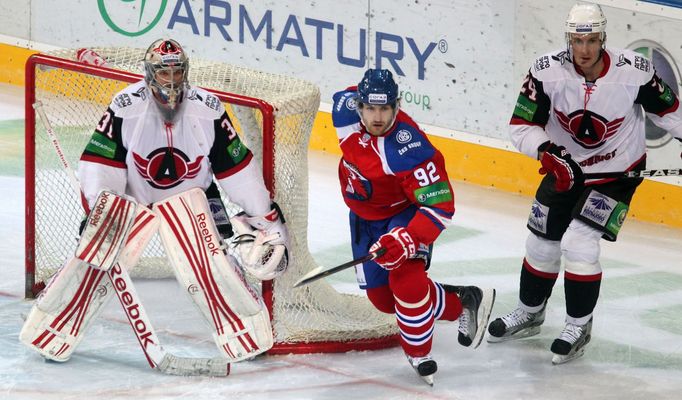 Jakub Nakládal (v červeném) projíždí kolem branky jekatěrinburgského Chrise Holty.