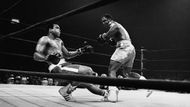 8. BŘEZNA 1971 – JOE FRAZIER (26-0) vs. MUHAMMAD ALI (31-0) – 3:0 na body: 
To, co muselo přijít, se stalo o rok později. Také Ali si vyšlápl na Ellise a po svém návratu do ringu se konečně mohl postavit šampionovi. V prvním titulovém zápase těžké váhy historie, kdy si to rozdali dva neporažený bijci, nakonec slavil aktuální král – Frazier, který navíc dokázal Aliho jako první poslat do počítání. Duel odstartoval jejich slavnou trilogii, ve které šlo daleko o více, než jen box.