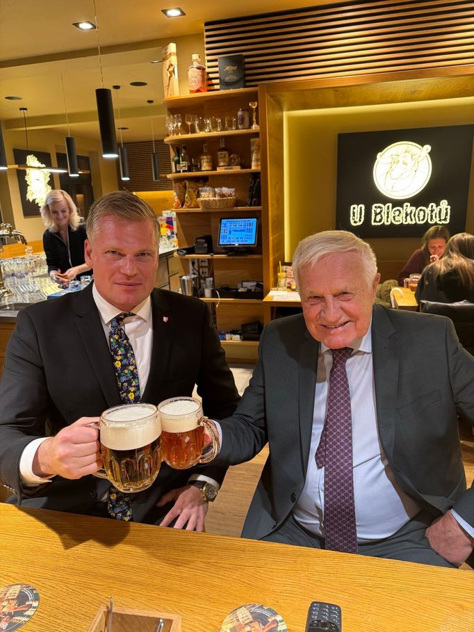 Europoslanec Filip Turek byl po volbách na pivu s bývalým prezidentem Václavem Klausem v restauraci U Blekotů. Na místě byli i Petr Macinka a Boris Šťastný.