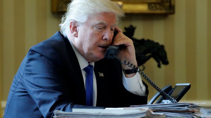 Donald Trump při telefonování.