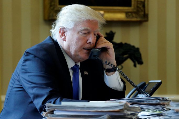 Donald Trump při telefonování.