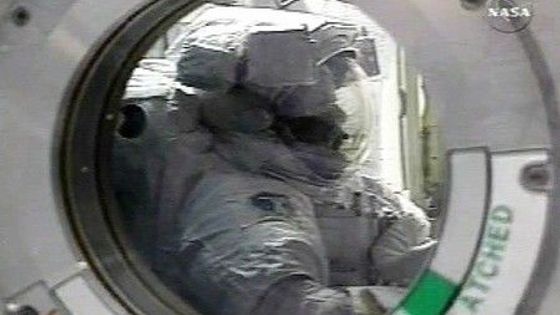 Druhá "vesmírná procházka" astronautů z Discovery