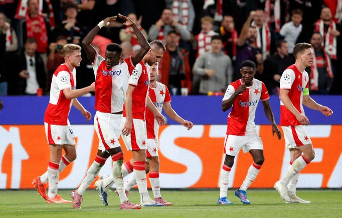 Youssoupha Mbodji se spoluhráči slaví druhý gól v zápase Slavia - Bodö/Glimt v Lize mistrů.