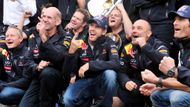 Vettel sdílí radost se svým týmem.