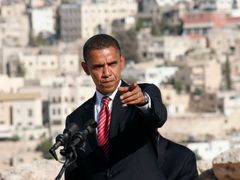 Působivé pozadí. Barack Obama mluví na tiskové konferenci, kterou uspořádal ve starověké římské citadele v Ammánu, hlavním městě Jordánska.