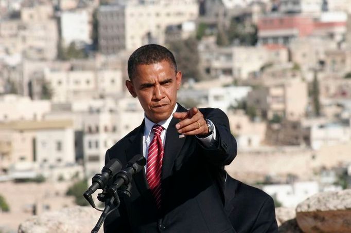 Působivé pozadí. Barack Obama mluví na tiskové konferenci, kterou uspořádal ve starověké římské citadele v Ammánu, hlavním městě Jordánska.