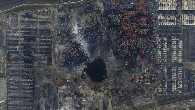 Fotografie pořízená v minulých dnech nad místem výbuchu v čínském Tchien-ťinu.