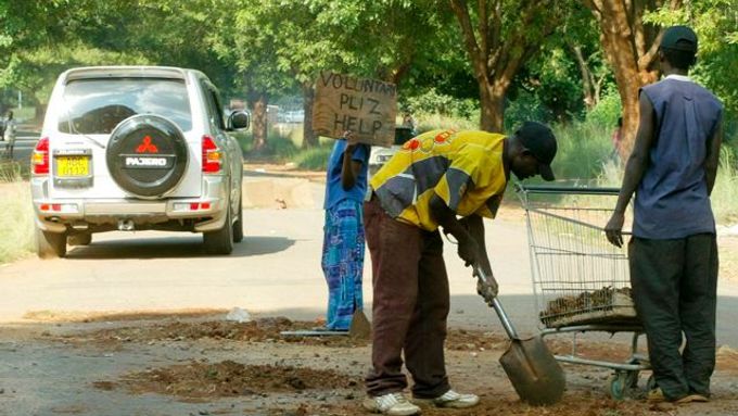 Zimbabwe netrpí pouze politickou krizí. Inflace a nezaměstnanost trhají rekordy