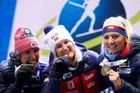 Susan Dunkleeová, Marte Olsbuová Röiselandová a Lucie Charvátová při ceremoniálu sprintu na MS 2020 v Anterselvě