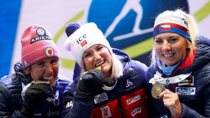 Susan Dunkleeová, Marte Olsbuová Röiselandová a Lucie Charvátová pózují s medailemi ze sprintu.