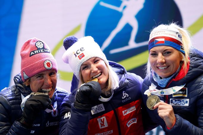 Susan Dunkleeová, Marte Olsbuová Röiselandová a Lucie Charvátová při ceremoniálu sprintu na MS 2020 v Anterselvě.