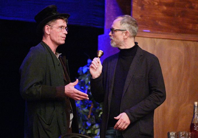 Pavel Doucek v roli Řehtáčka a režisér Ivan Krejčí při zkoušce.