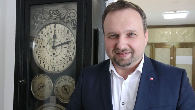 Ministr práce a sociálních věcí Marian Jurečka v rozhovoru pro Aktuálně.cz před historickými hodinami na jeho úřadu.