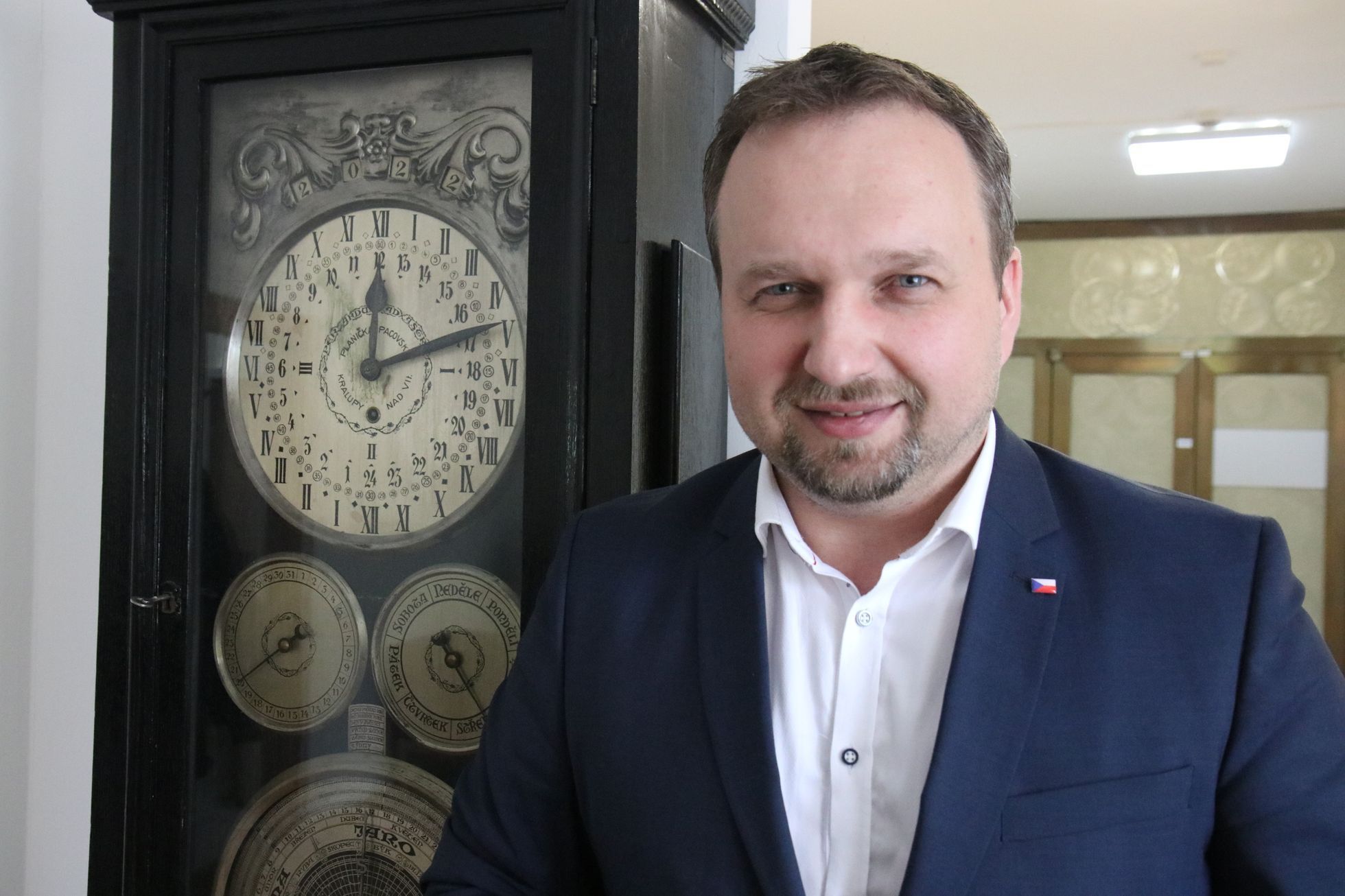Ministr práce a sociálních věcí Marian Jurečka v rozhovoru pro Aktuálně.cz před historickými hodinami na jeho úřadu.