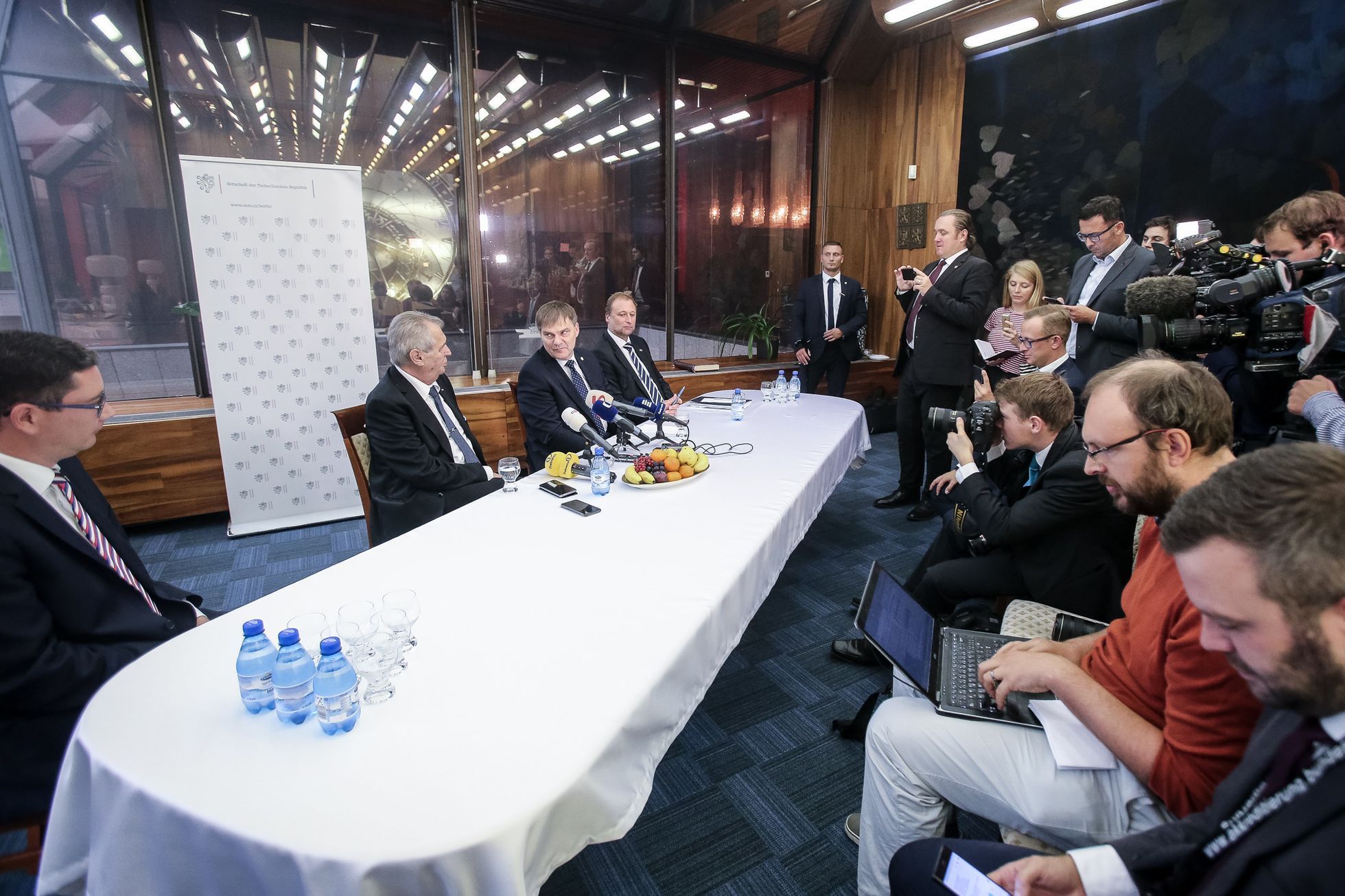 Miloš Zeman na tiskové konferenci v Německu