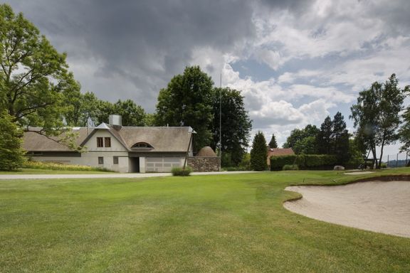 Letní sídlo navazuje na golfový park Čertovo břemeno, vlastníkem je dnes vnuk zakladatele Petr Zahradník.