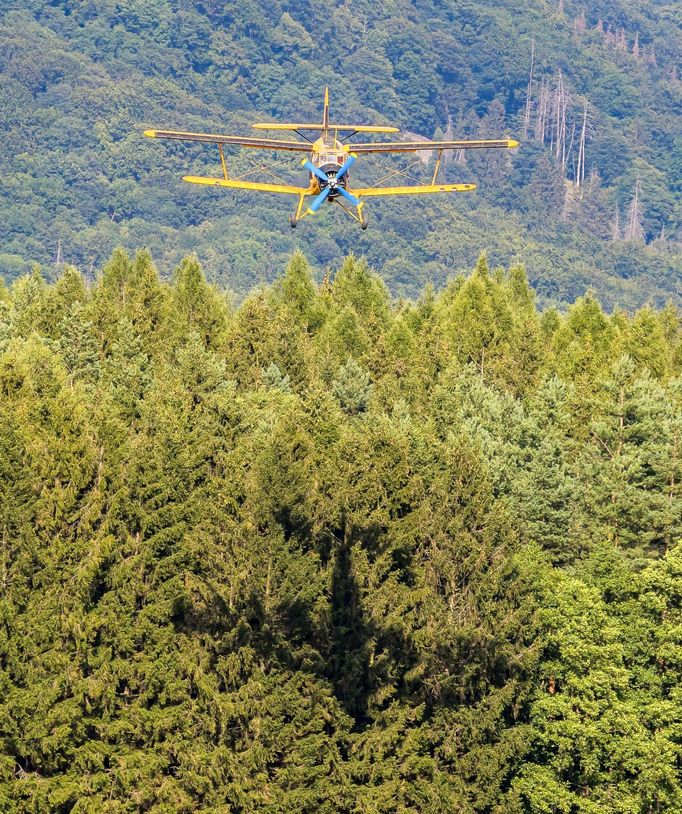 Letoun Antonov An-2 během nasazení při hašení požáru v NP České Švýcarsko. 27.07.2022