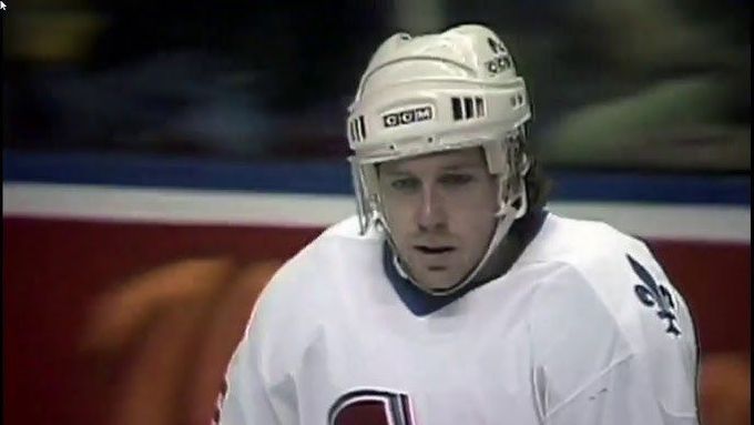 Bryan Fogarty v dresu Nordiques, kteří se v roce 1995 přestěhovali z Quebecu do Colorada a přejmenovali na Avalanche.