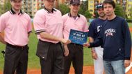 Hlavní rozhodčí All Star Game (v růžovém) předává šek na 10 tisíc korun zástupci projektu Baseball Czech Robertu Vávrovi. Pro fond potřebným se všichni rozhodčí All Star