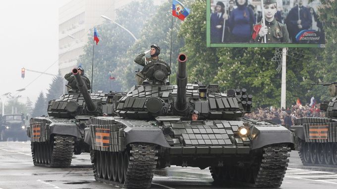 Tanky proruských separatistů na vojenské přehlídce v Luhansku.