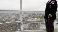 Britský válečný veterán z druhé světové války Leonard Jeans ctí dvěma minutami ticha na londýnské vyhlídce výročí konce první světové války.