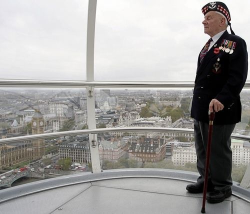 Britský válečný veterán nad Londýnem