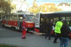 Tramvaj vrazila do autobusu, šest lidí se zranilo