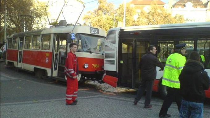 Ilustrační foto. Takhle v listopadu 2009 bourala tramvaj na Náměstí Míru.