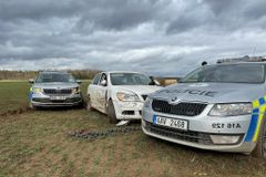 Brutální honička řidiče v kradeném autě skončila zdemolovanými auty a střelbou