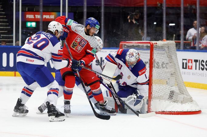 Ondřej Beránek, Andrew Peeke a Jeremy Swayma v zápase MS 2025 Česko - USA