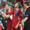 Čeští fotbalisté Michal Kadlec a Jaroslav Plašil se osvěžují v utkání skupiny A s Polskem na Euru 2012