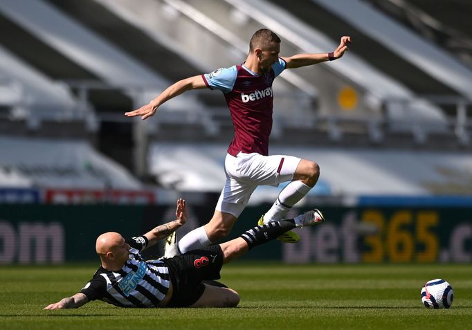 Tomáš Souček a Jonjo Shelvey v zápase Newcastlu proti West Hamu.