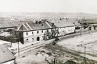 Usedlost Pražačka zřejmě těsně před zbouráním, které bylo součástí První pětiletky. Fotografie byla pořízena kolem roku 1938.