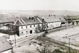 Usedlost Pražačka zřejmě těsně před zbouráním, které bylo součástí První pětiletky. Fotografie byla pořízena kolem roku 1938.