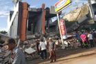 Indonésii zasáhlo silné zemětřesení, o život přišlo nejméně 92 lidí. Další zůstávají pod troskami