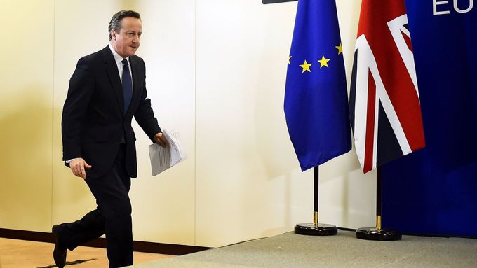 Britský premiér David Cameron míří v Bruselu na tiskovku po dohodě Británie s EU.
