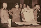 Benito Mussolini, Adolf Hitler a Hermann Göring 29.září 1938 v přestávce jednání nad mapou Československé republiky