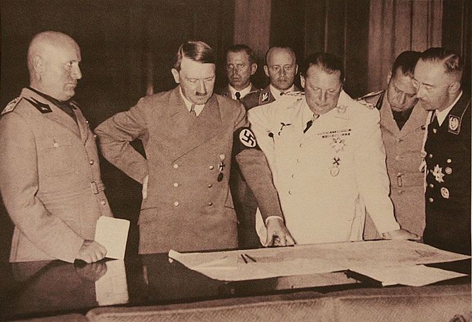 Benito Mussolini, Adolf Hitler a Hermann Göring 29.září 1938 v přestávce jednání nad mapou Československé republiky