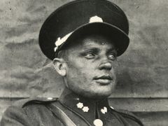 Karel Čurda jako příslušník finanční stráže před II. světovou válkou. 