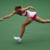 Ruská tenistka Maria Šarapovová odráží míček na Francouzku Marion Bartoliovou ve čtvrtfinále US Open 2012.